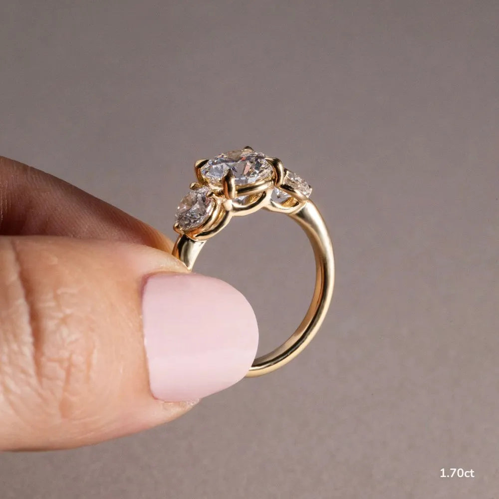 1.0 CT - 1.7 CT Round Cut Three Stone Moissanite Engagement Ring