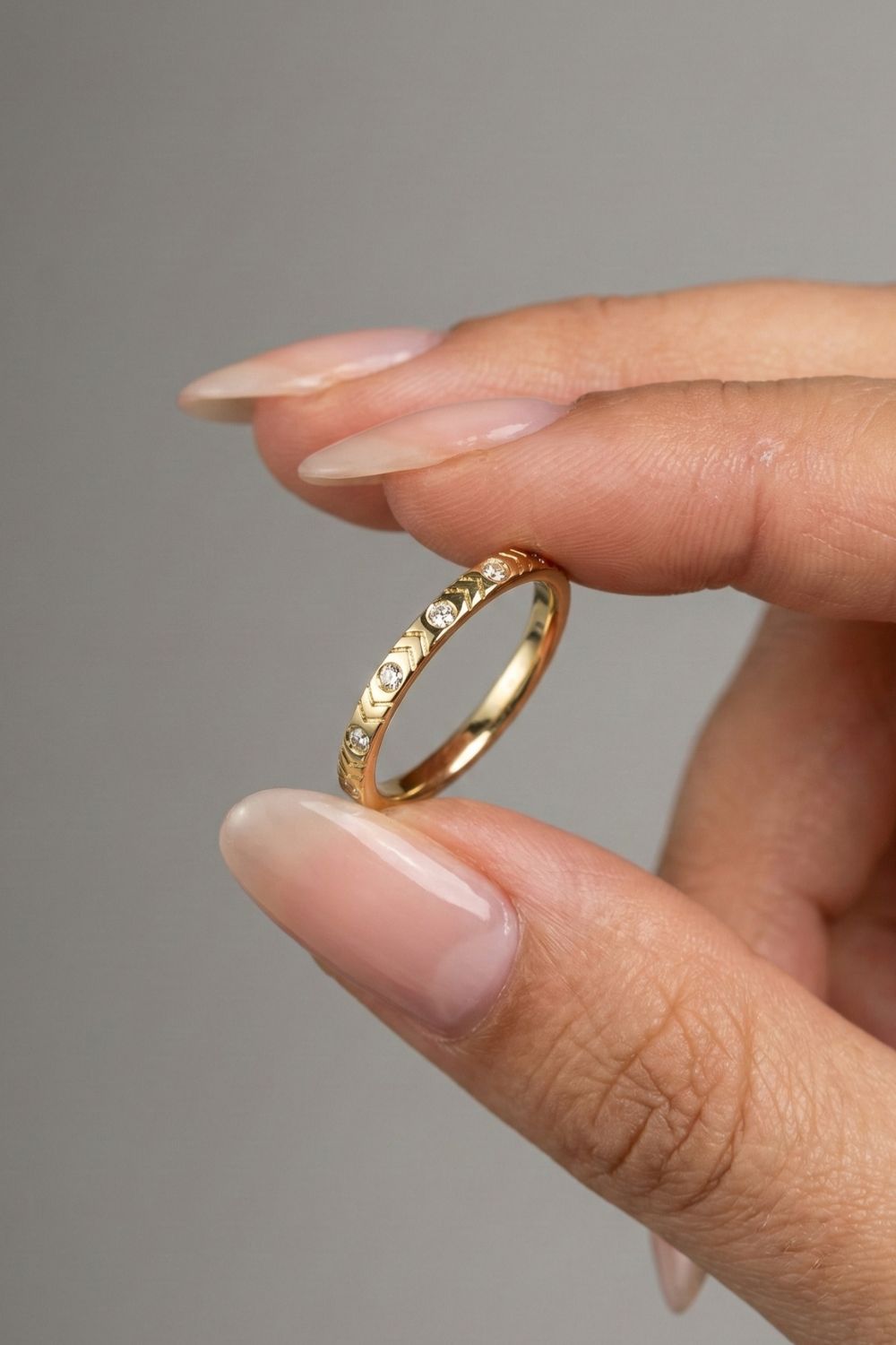 Round CVD Diamond Chevron Patterned Flush Set Wedding Band