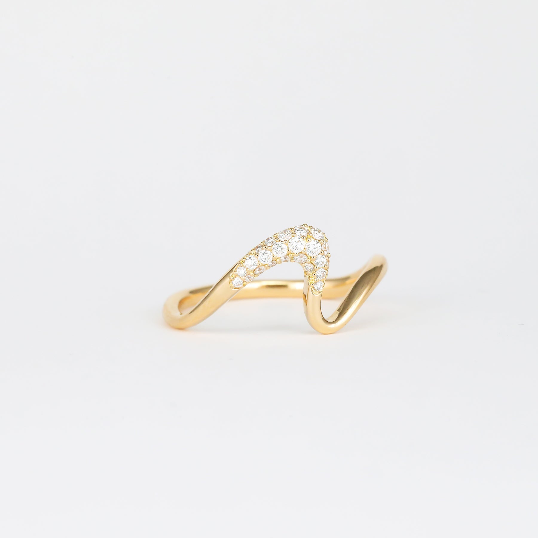 0.14 TCW Round CVD Diamond Contours Pave Wedding Band