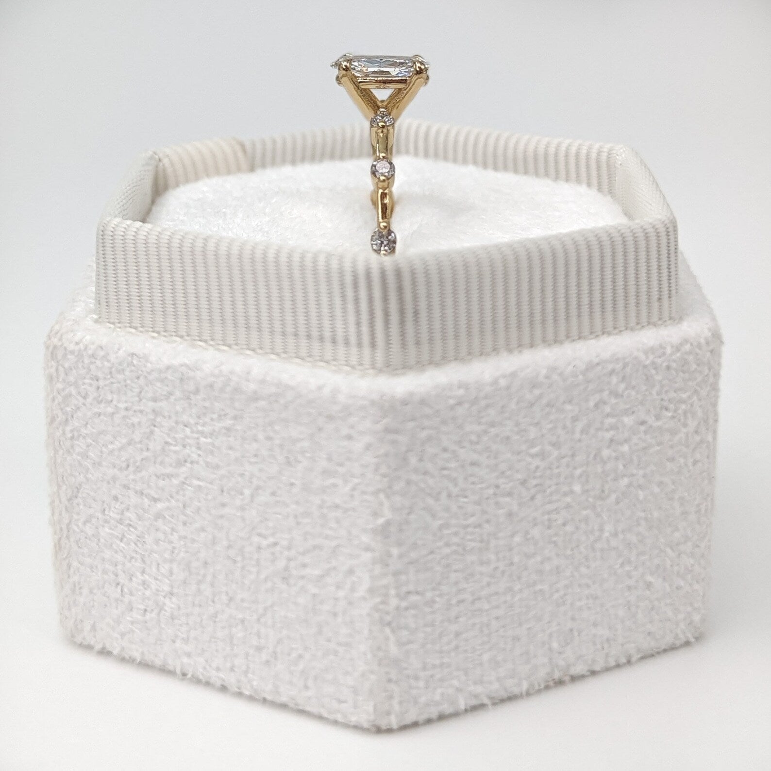 1 CT Oval Cut Dainty Style Moissanite Engagement Ring