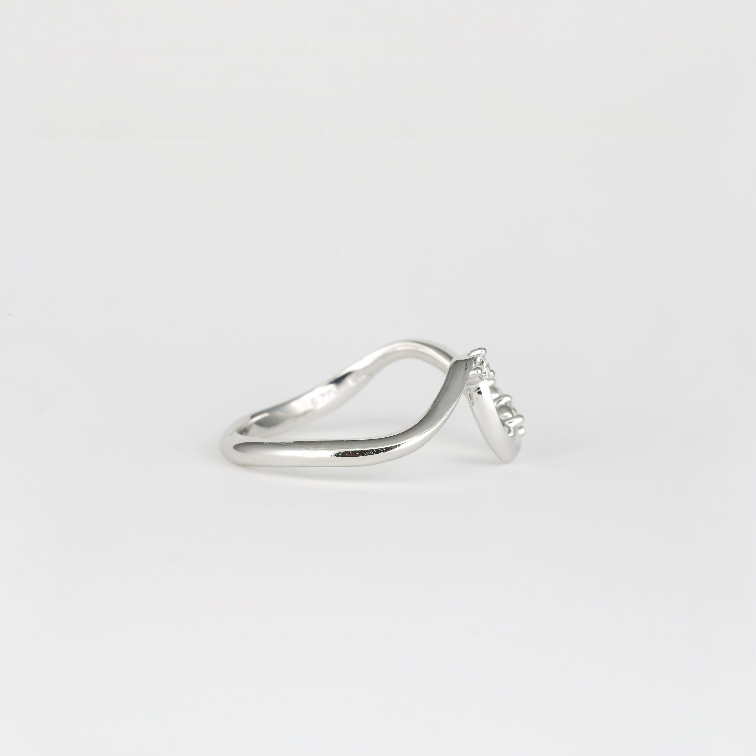 0.11 TCW Round CVD Diamond Curved Unique Style Scattered Wedding Band
