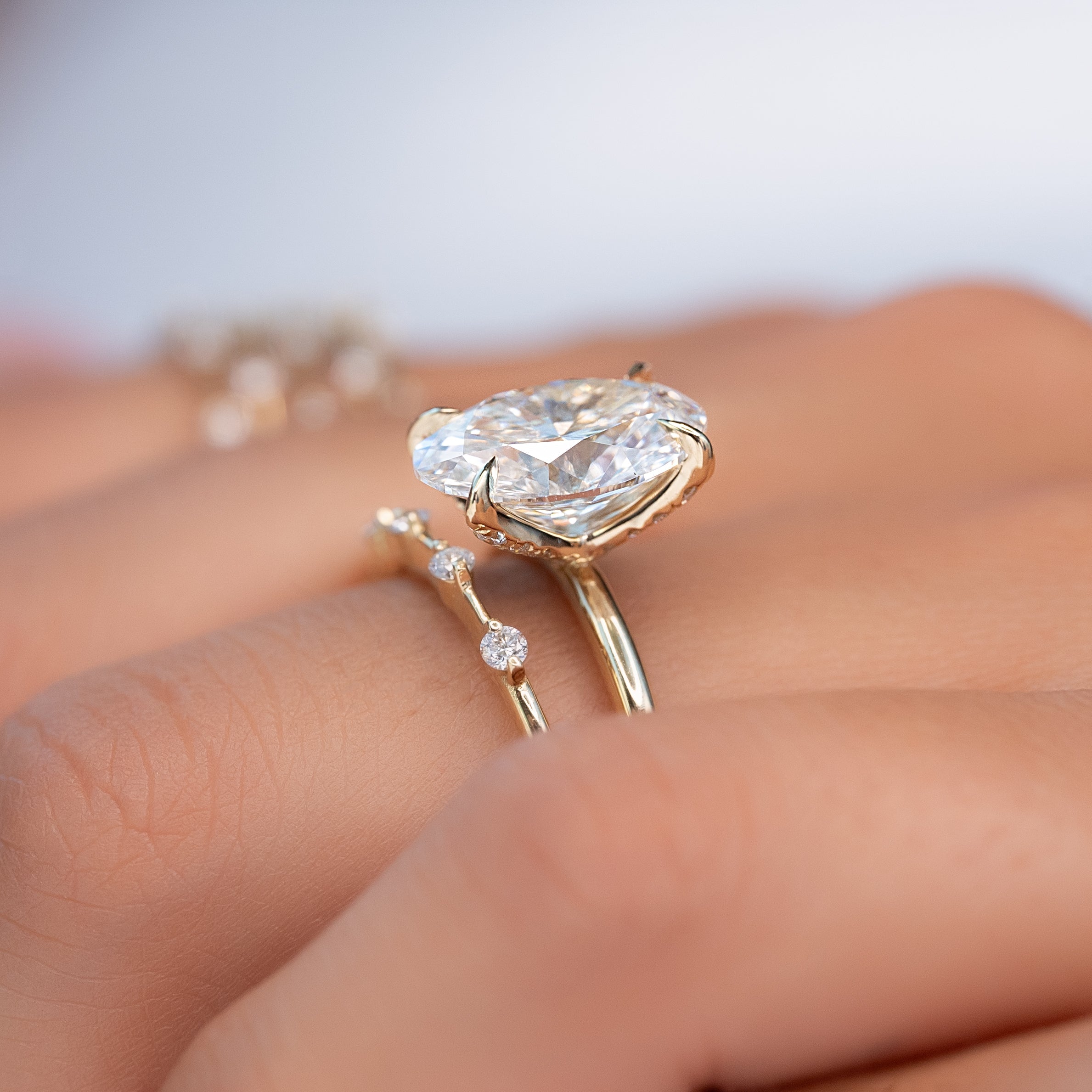 2.5 CT - 3.5 CT Oval Cut Petal Prong Pave Moissanite Engagement Ring