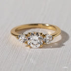 1.0 CT - 1.7 CT Round Cut Three Stone Moissanite Engagement Ring
