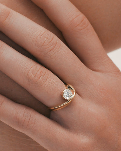 1.01 CT Round Cut Lab grown Diamond Sculptural Band Solitaire Engagement Ring