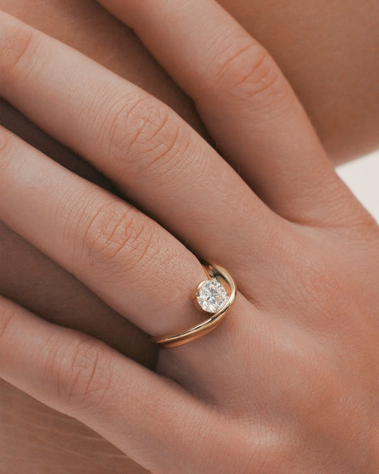 1.01 CT Round Cut Lab grown Diamond Sculptural Band Solitaire Engagement Ring