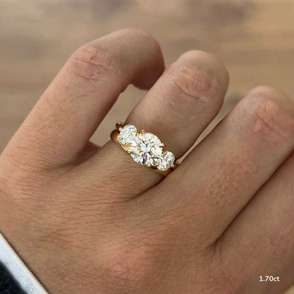 1.0 CT - 1.7 CT Round Cut Three Stone Moissanite Engagement Ring